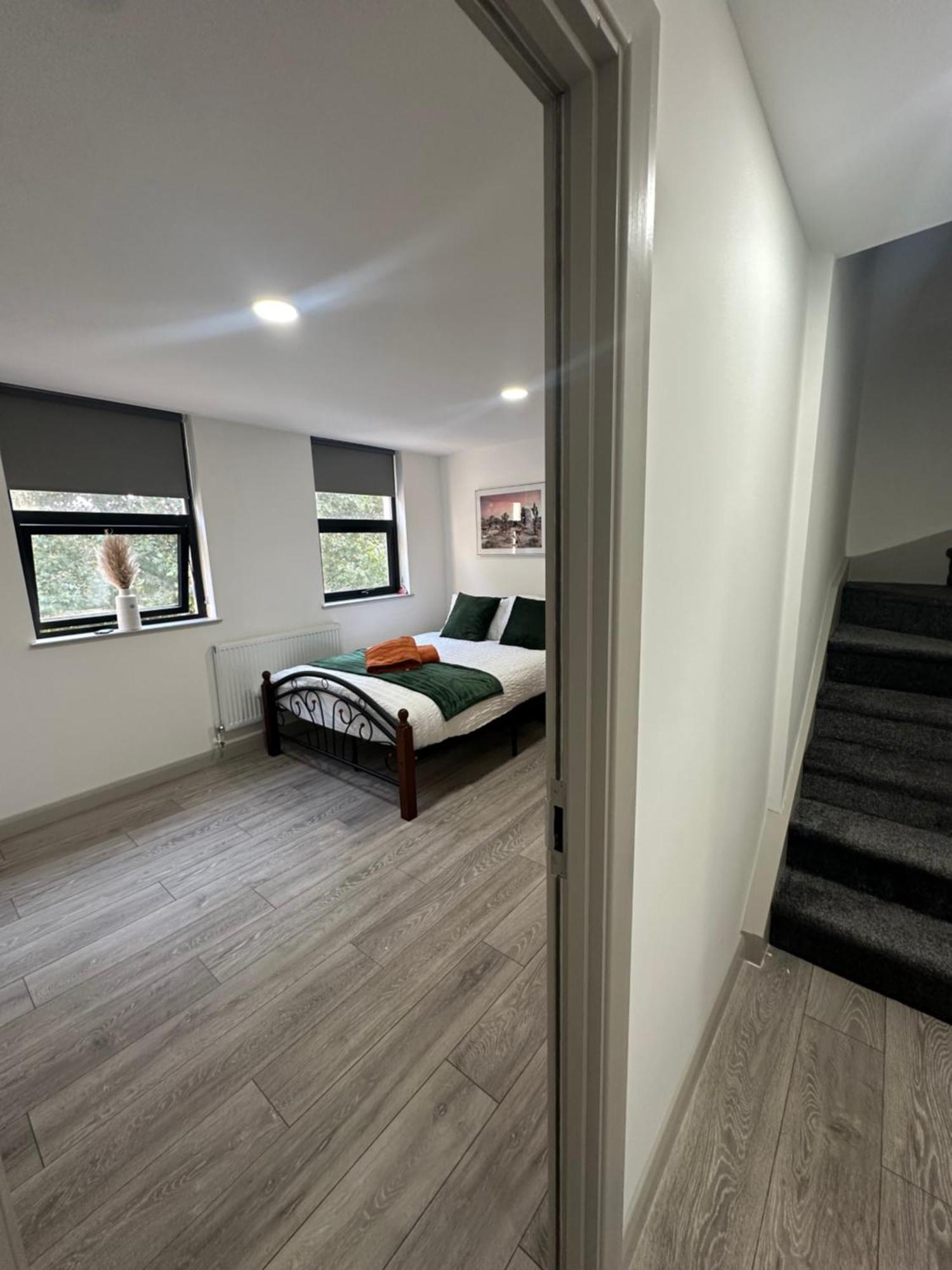 Modern 3 Bedroom With 2 Bathroom In Londra