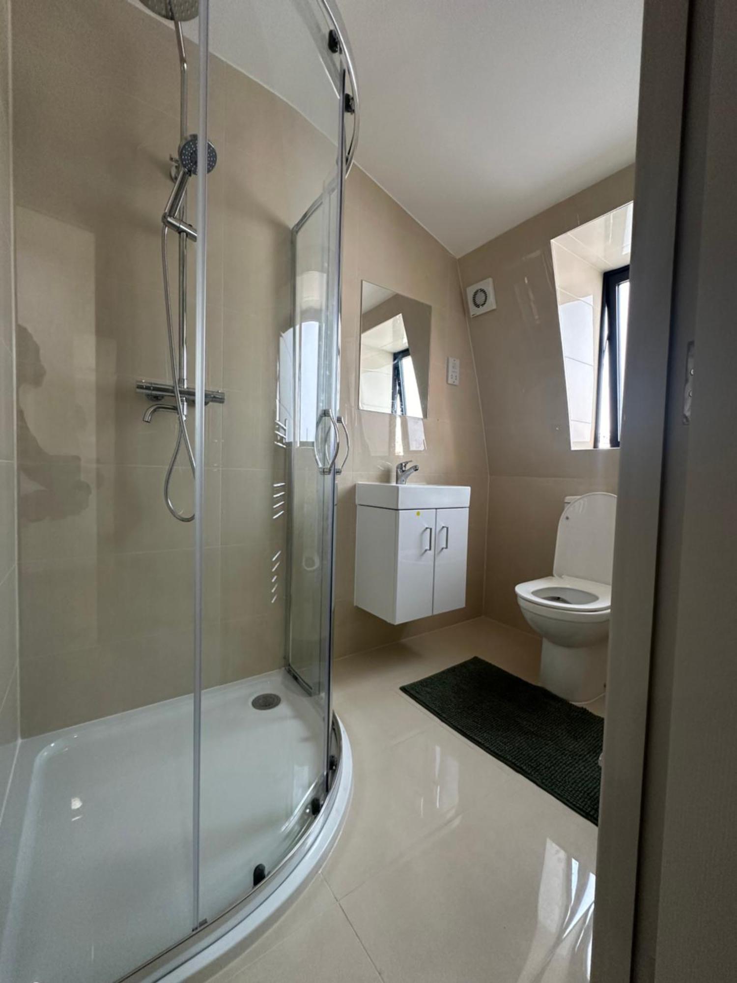 Appartamento Modern 3 Bedroom With 2 Bathroom In Londra