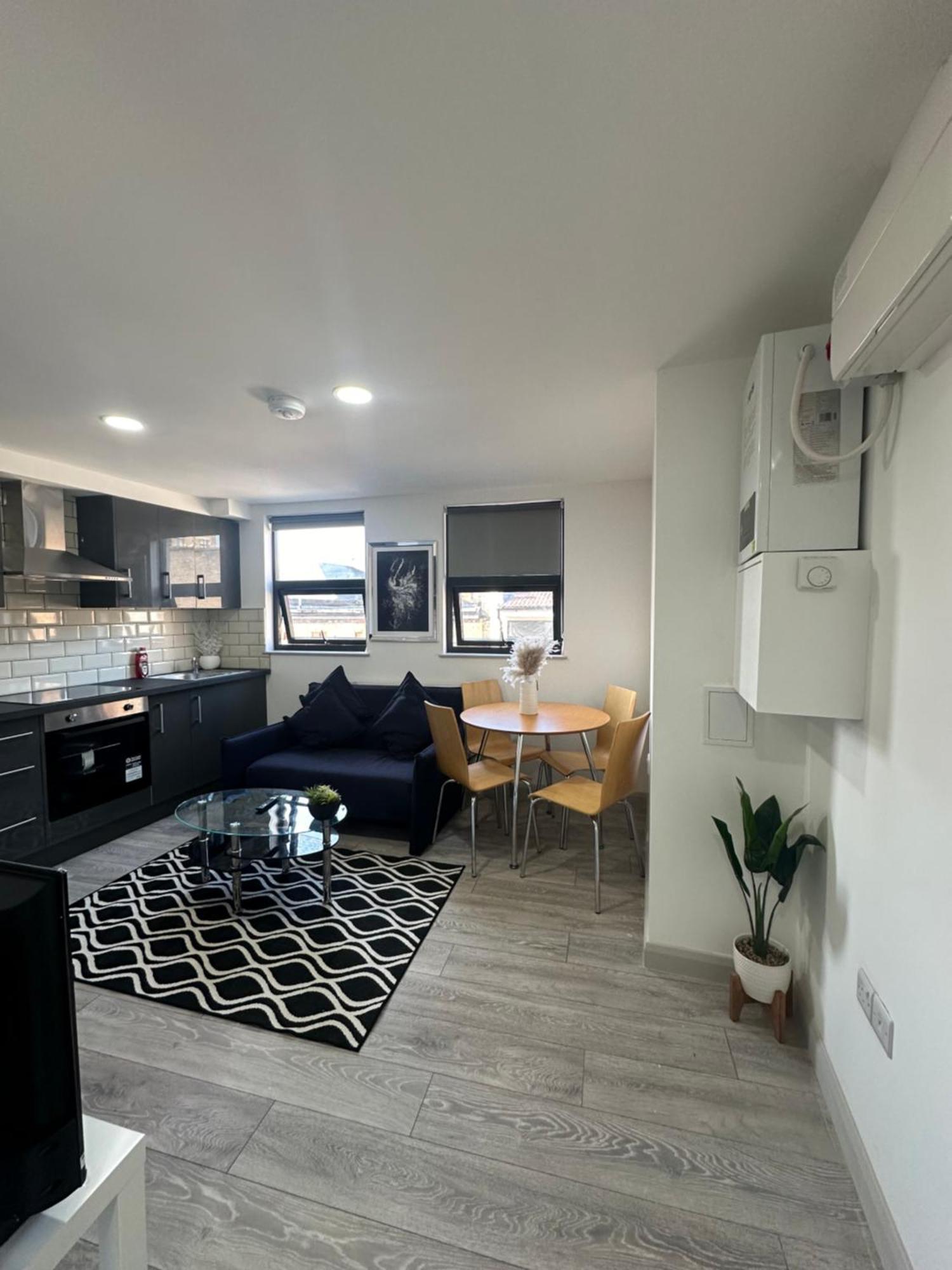 Modern 3 Bedroom With 2 Bathroom In Appartamento *
