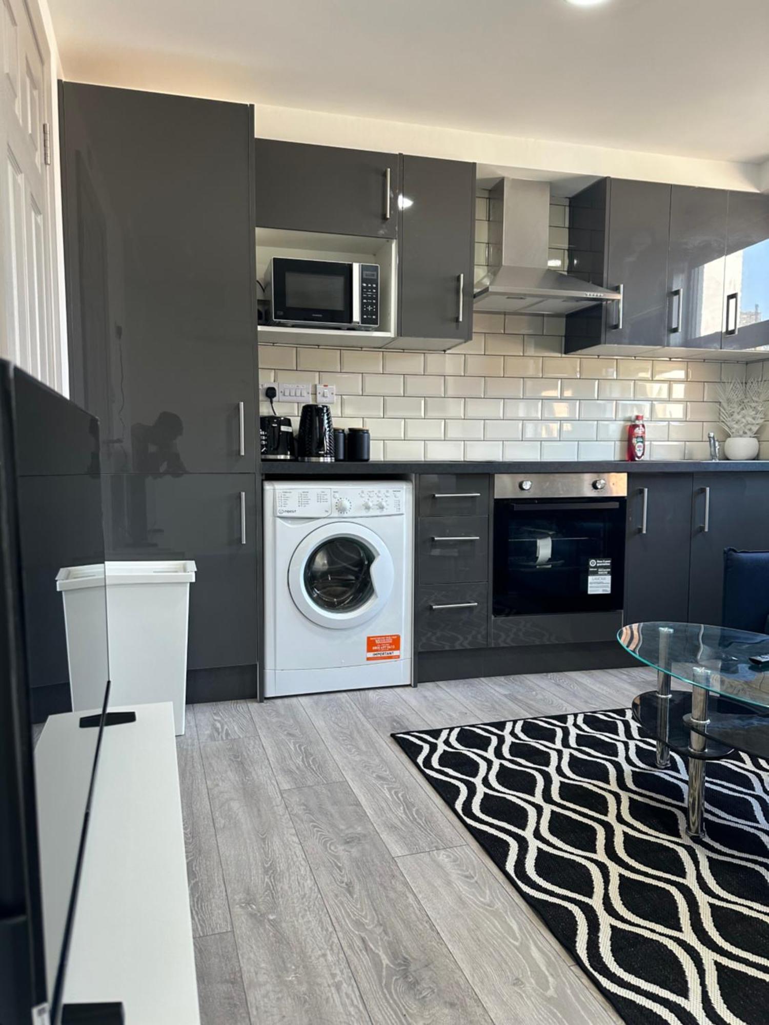 Modern 3 Bedroom With 2 Bathroom In Londra