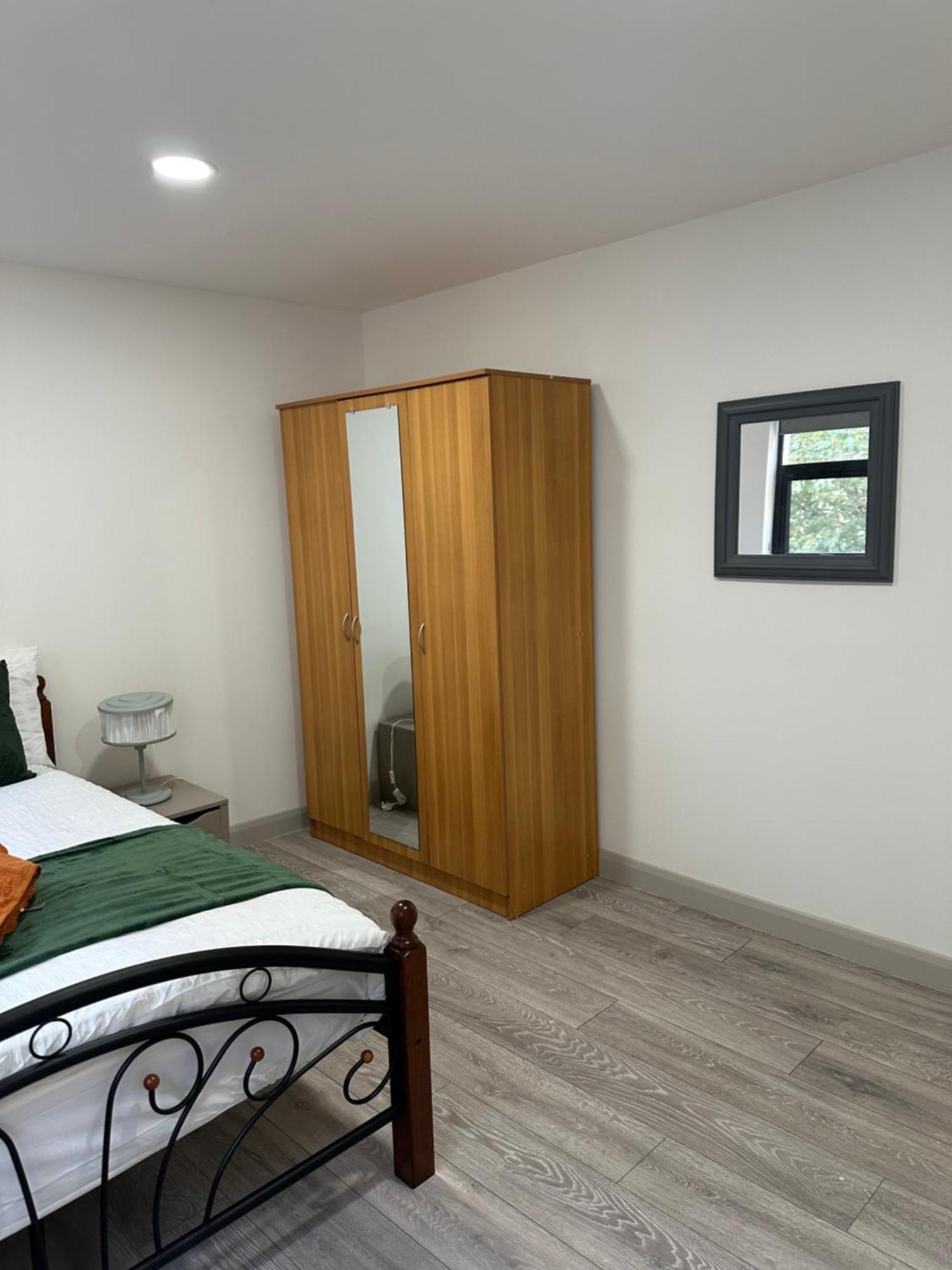 Modern 3 Bedroom With 2 Bathroom In Londra
